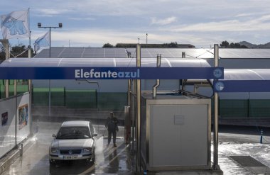 Manacor, İspanya; Ocak 02 2024: İspanya 'nın Manacor kentinde güneşli bir sabahta çok uluslu Autonetoil şirketinin müşterileriyle bir benzin istasyonu ve araba yıkama genel görünümü