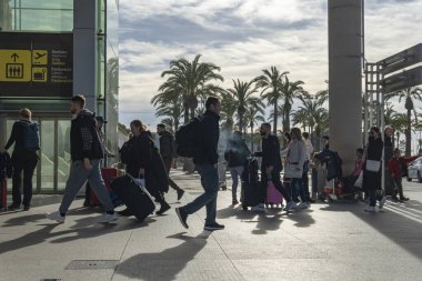 Palma de Mallorca, İspanya; Ocak 03: 2024: Güneşli bir kış sabahı gelen turistlerin bulunduğu Palma de Mallorca Uluslararası Havalimanı 'nın genel görünümü. İspanya