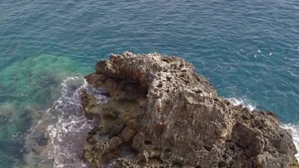晴れた冬の朝にマヨルカ島の岩の海岸を眺める スペイン — ストック動画