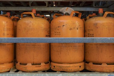 Palma de Mallorca, İspanya; 12 Ocak 2024: İspanya 'nın Palma de Mallorca semtinde park halindeki İspanyol çokuluslu şirketi Repsol' un bütan gazı silindirlerinin teslimatı ve satışı