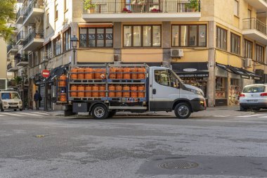 Palma de Mallorca, İspanya; 12 Ocak 2024: İspanya 'nın Palma de Mallorca semtinde park halindeki İspanyol çokuluslu şirketi Repsol' un bütan gazı silindirlerinin teslimatı ve satışı