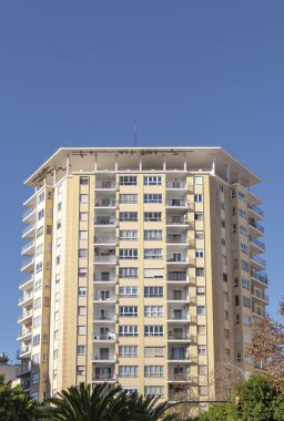 Palma de Mallorca, İspanya; 12 Ocak 2024: İspanya 'nın tarihi merkezi Palma de Mallorca' da güneşli bir sabahta konut binası