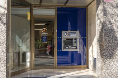 Palma de Mallorca, İspanya; 12 Ocak 2024: İspanya 'nın Palma de Mallorca kentindeki Colonya de Pollensa şirketinin bir bankacılık ofisi