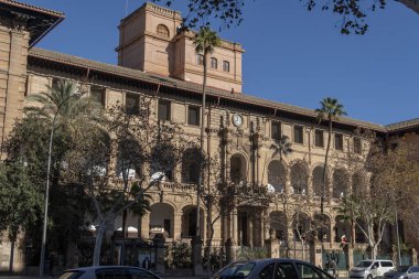 Palma de Mallorca, İspanya; 12 Ocak 2024: Güneşli bir sabah, Palma de Mallorca 'nın merkezinde Ramon Llull Lisesi' nin ana cephesi