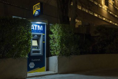 Palma de Mallorca, İspanya; 29 Mart 2024: Euronet şirketinin ATM 'si Playa de Palma de Mallorca, İspanya