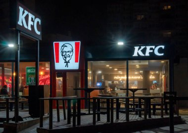 Palma de Mallorca, İspanya; 29 Mart 2024: Çok uluslu fast food şirketi KFC 'nin ana cephesi