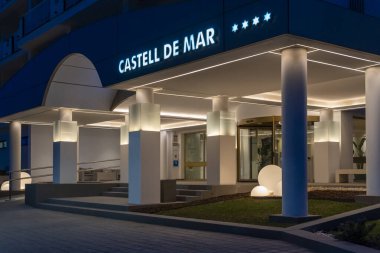 Cala Millor, İspanya; 30 Mart 2024: Majorcan turizm beldesi Cala Millor 'daki Castell de Mar otelinin ana cephesi, gece