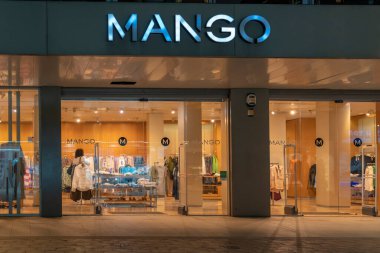 Cala Millor, İspanya; 30 Mart 2024: İspanyol uluslararası giyim ve aksesuar zinciri Mango 'nun ana cephesi, gece