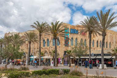 Palma de Mallorca, İspanya; 08 Mayıs 2024: İspanya 'nın Mallorca adasındaki turizm beldesi Arenal' deki büyük Mega Park eğlence kompleksinin dış görünümü