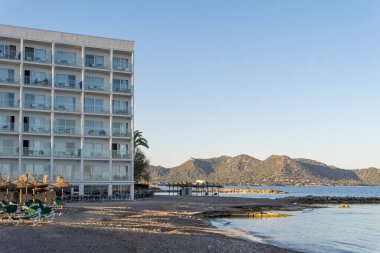 Cala Millor, İspanya; 13 Nisan 2024: Hotel Levante 'nin genel manzarası ve gün batımında Majorcan turizm beldesi Cala Bona' da bir koy