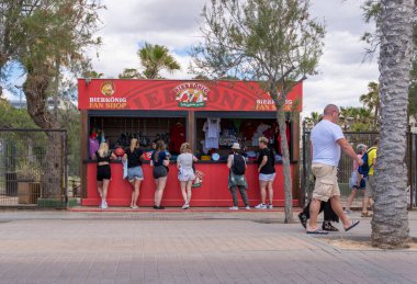 Palma de Mallorca, İspanya; 08 Mayıs 2024: İspanya 'nın Playa de Palma de Mallorca kentinde müşterilerle birlikte Bierkonig fan dükkanının genel görünümü