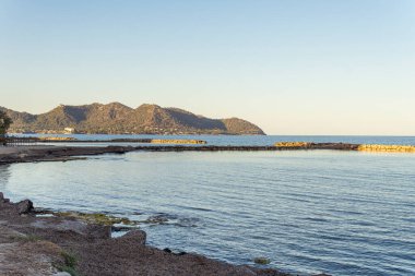 İspanya 'nın Mallorca adasındaki Cala Millor kasabasında gün batımında bir yaz koyunun manzarası.