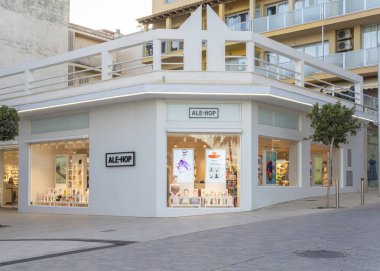 Cala Millor, İspanya; 13 Nisan 2024: Uluslararası tekstil zinciri Ale-Hop 'un Cala Millor' daki bir giyim mağazasının ön cephesi
