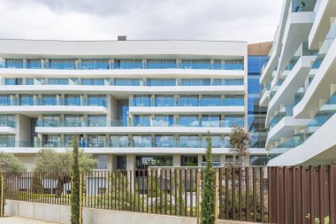 Palma de Mallorca, İspanya; 08 Mayıs 2024: İspanya 'nın Playa de Palma de Mallorca kentindeki modern beyaz bir otelin cephesi