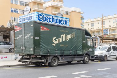 Palma de Mallorca, İspanya; 08 Mayıs 2024: San Miguel uluslararası marka bira dağıtım kamyonu Playa de Palma de Mallorca, İspanya 'da park halinde.