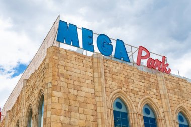 Palma de Mallorca, İspanya; 08 Mayıs 2024: İspanya 'nın Mallorca adasındaki turizm beldesi Arenal' deki büyük Mega Park eğlence kompleksinin dış görünümü