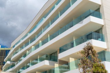 Palma de Mallorca, İspanya; 08 Mayıs 2024: İspanya 'nın Playa de Palma de Mallorca kentindeki modern beyaz bir otelin cephesi