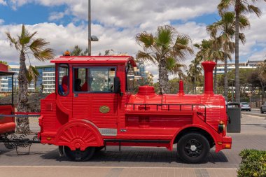 Palma de Mallorca, İspanya; 08 Mayıs 2024: Turist treni, İspanya 'nın Playa de Palma de Mallorca kentindeki turizm beldesi boyunca ilerliyor.