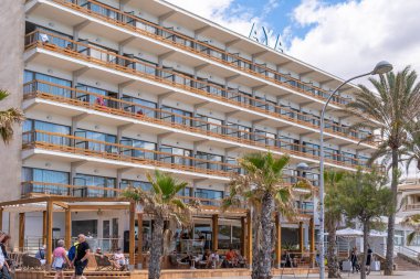 Palma de Mallorca, İspanya; 08 Mayıs 2024: Playa de Palma de Mallorca adlı turizm beldesinin genel görünümü bisikletçiler ve elektrikli scooter sürücüleriyle