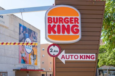 Palma de Mallorca, İspanya; Haziran 04 2024: Amerikan çok uluslu fast food şirketi Burger King 'in reklam posteri. Palma de Mallorca, İspanya