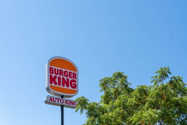 Palma de Mallorca, İspanya; Haziran 04 2024: Amerikan çok uluslu fast food şirketi Burger King 'in reklam posteri. Palma de Mallorca, İspanya