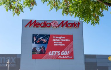 Palma de Mallorca, İspanya; Haziran 04 2023: Çok uluslu Media Markt şirketinin bir elektronik ve teknoloji mağazasının ana girişi. Palma de Mallorca, İspanya