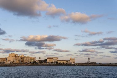 Büyük Colonia de Sant Jordi kasabasının kayalık kıyıları gün batımında, Balearic Adaları, İspanya