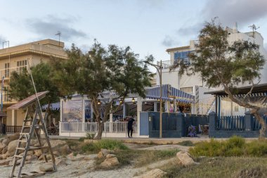Colonia de Sant Jordi, İspanya; 13 Haziran 2024: Günbatımında Mallorcan 'ın Colonia de Sant Jordi kasabasındaki Cassai Beach Club' ın ana cephesi