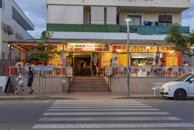 Colonia de Sant Jordi, İspanya; 13 Haziran 2024: Mallorcan 'ın Colonia de Sant Jordi kasabasındaki bir kebap restoranının ön cephesi gün batımında