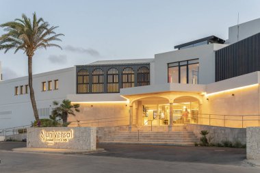 Colonia de Sant Jordi, İspanya; 13 Haziran 2024: Colonia de Sant Jordi, Mallorca 'daki Universal Leon and Spa otelinin ana cephesi gün batımında