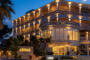 Colonia de Sant Jordi, İspanya; 13 Haziran 2024: Majorcan 'ın Colonia de Sant Jordi kasabasındaki lüks El Coto otelinin ana cephesi gün batımında