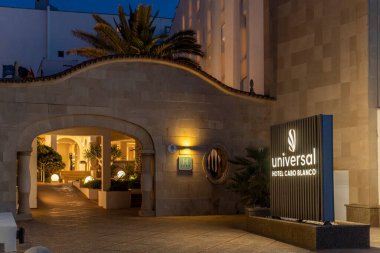 Colonia de Sant Jordi, İspanya; 13 Haziran 2024: Günbatımında Mallorcan 'ın Colonia de Sant Jordi kasabasındaki Universal Cabo Blanco otelinin ana cephesi
