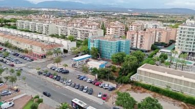 Palma de Mallorca, İspanya; 15 Ağustos 2024: Günbatımında İspanya 'nın Pla Playa de Palma de Mallorca tatil beldesinin havadan görünüşü