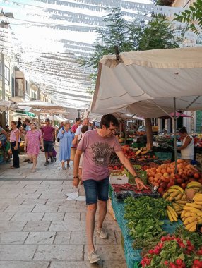 Santanyi, İspanya; Ağustos 03: 2024: Mallorcan 'ın Santanyi kentinde yaz aylarında turistlerle haftalık sokak pazarının genel görünümü