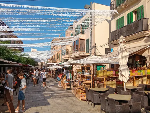 Santanyi, İspanya; Ağustos 03: 2024: Mallorcan 'ın Santanyi kentinde yaz aylarında turistlerle haftalık sokak pazarının genel görünümü