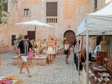 Santanyi, İspanya; Ağustos 03: 2024: Mallorcan 'ın Santanyi kentinde yaz aylarında turistlerle haftalık sokak pazarının genel görünümü