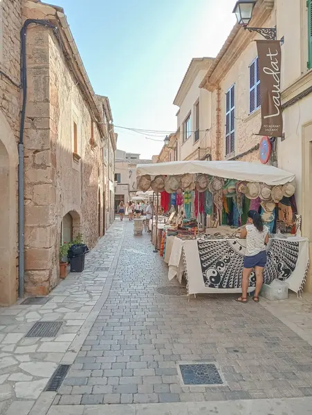 stock image Santanyi, Spain; august 03 2024: General view of the weekly street market with tourists in the Mallorcan town of Santanyi in summer