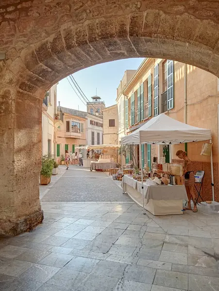 stock image Santanyi, Spain; august 03 2024: General view of the weekly street market with tourists in the Mallorcan town of Santanyi in summer