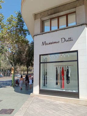 Palma de Mallorca, İspanya; 2009 Ağustos 2024: Çok uluslu tekstil ve lüks moda şirketi Massimo Dutti 'nin ana cephesi. Palma de Mallorca, İspanya