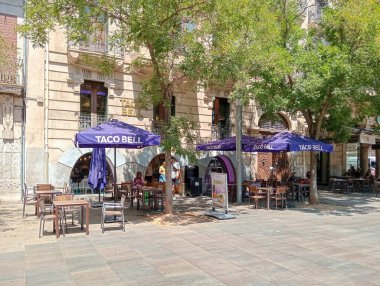Palma de Mallorca, İspanya; 09 Ağustos 2024: Uluslararası restoran zinciri Taco Bell 'in müşterileriyle birlikte bir fast food restoranının ön cephesi. Palma de Mallorca, İspanya