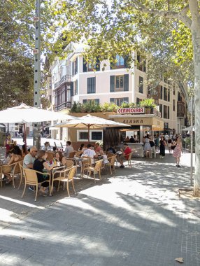 Palma de Mallorca, İspanya; 09 Ağustos 2024: Güneşli bir yaz sabahı Palma de Mallorca 'nın tarihi merkezinde Alaska kentsel bira ve burger barının genel görünümü