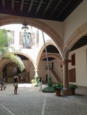 Palma de Mallorca, İspanya; 09 Ağustos 2024: Güneşli bir yaz sabahında turistlerle birlikte güzel sanatlar çemberinin tarihi binası. Palma de Mallorca, İspanya