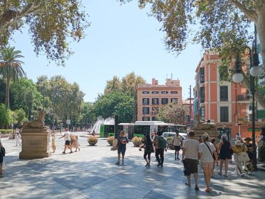 Palma de Mallorca, İspanya; 09 Ağustos 2024: Passeig des Mallorca 'da doğdu, güneşli bir yaz günü, turistler gezintiye çıktı.