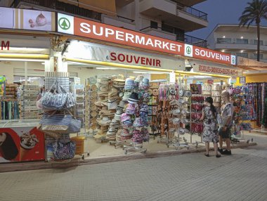 Palma de Mallorca, İspanya; 09 Ağustos 2024: Günbatımında Palma de Mallorca sahilinin ön tarafında hediyelik eşya manzarası