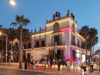 Palma de Mallorca, İspanya; 09 Ağustos 2024: Bir yaz gecesi, Palma de Mallorca sahilindeki ünlü Tabana restoranının ön cephesi
