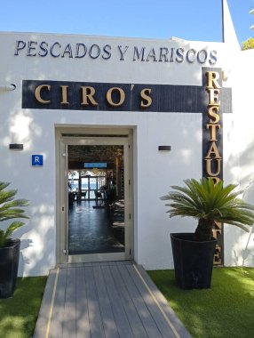 Palmanova, İspanya; 10 Ağustos 2024: Ünlü restoran ve lüks balıkçı Ciro Palmanova tatil beldesinde