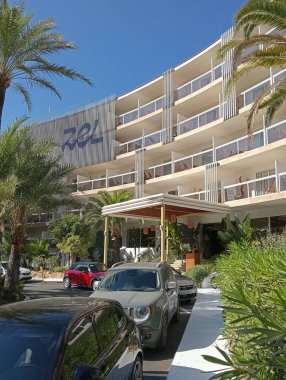 Palmanova, İspanya; 10 Ağustos 2024: Güneşli bir yaz gününde Mallorcan tatil beldesi Zel Oteli