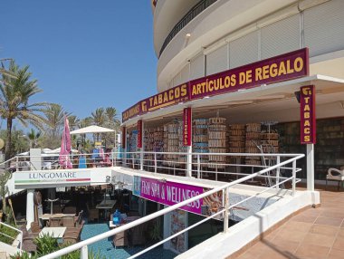 Palma de Mallorca, İspanya; 13 Ağustos 2024: Güneşli bir yaz gününde İspanya 'nın başkenti Playa de Palma de Mallorca' da bir tütün dükkanının cephesi