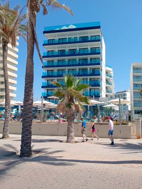 Palma de Mallorca, İspanya; 13 Ağustos 2024: Turistlerle dolu bir yaz günü, Playa de Palma de Mallorca turizm beldesi