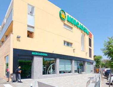 Palma de Mallorca, İspanya; 13 Ağustos 2024: Güneşli bir yaz gününde, uluslararası İspanyol süpermarket şirketi Mercadona 'nın cephesi. Palma de Mallorca, İspanya
